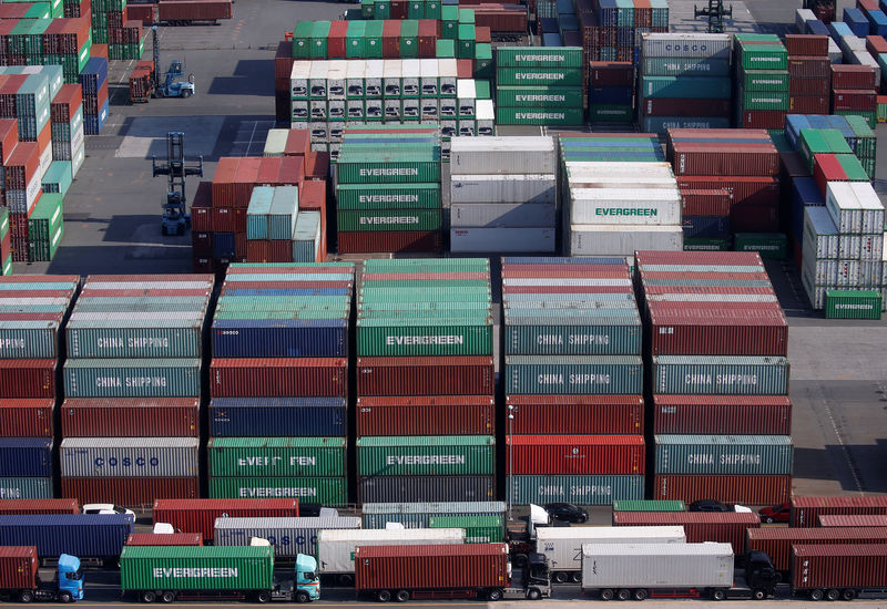 © Reuters. Shipping containers are seen at a port in Tokyo, Japan