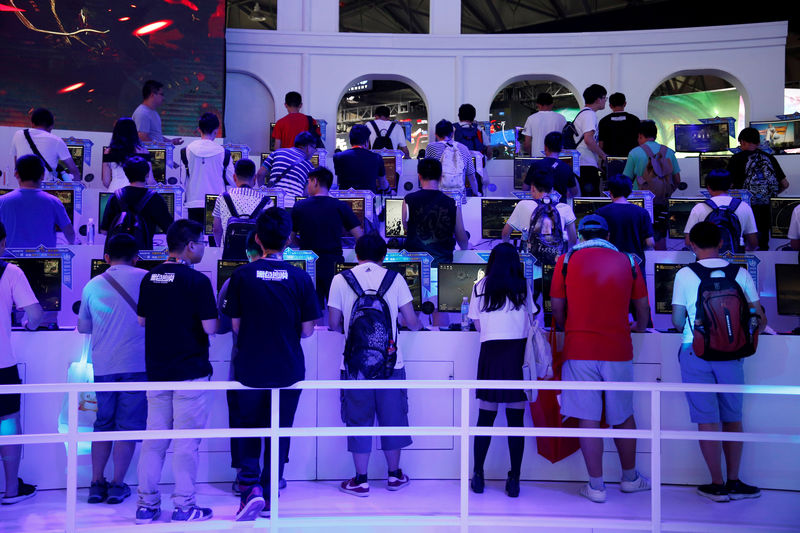 © Reuters. FILE PHOTO - People play computer games at the China Digital Entertainment Expo and Conference (ChinaJoy) in Shanghai