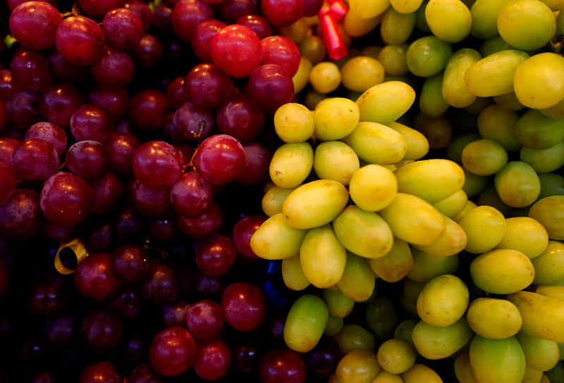 © Reuters. Grapes are on on display at a farmer's market in Hanau