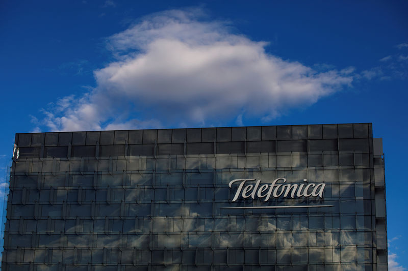 © Reuters. FILE PHOTO - Telefonica's Madrid headquarters