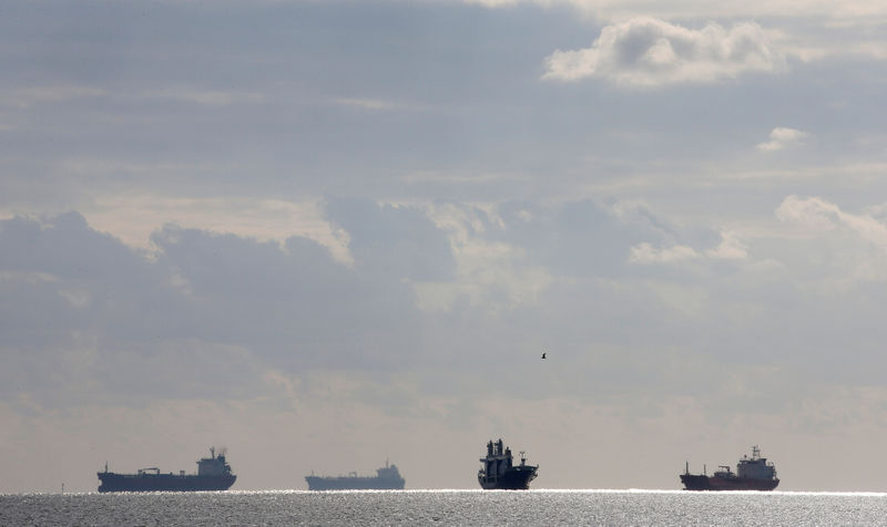 © Reuters. Нефтяные и газовые танкеры у терминала Фос-Лавера вблизи Марселя