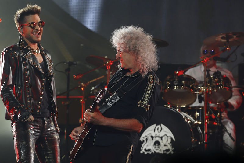 © Reuters. Imagen de archivo de May y Taylor de la banda Queen tocando con Lambert durante la noche inaugural de su gira por Norteamérica en Chicago