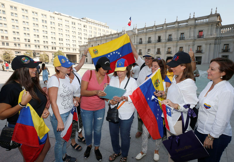 © Reuters. Miembros de la comunidad venezolana en Chile preparan una carta en el Palacio de la Moneda, dirigida al presidente Sebastián Piñera, solicitando sanciones a funcionarios del gobierno de Nicolás Maduro, en Santiago