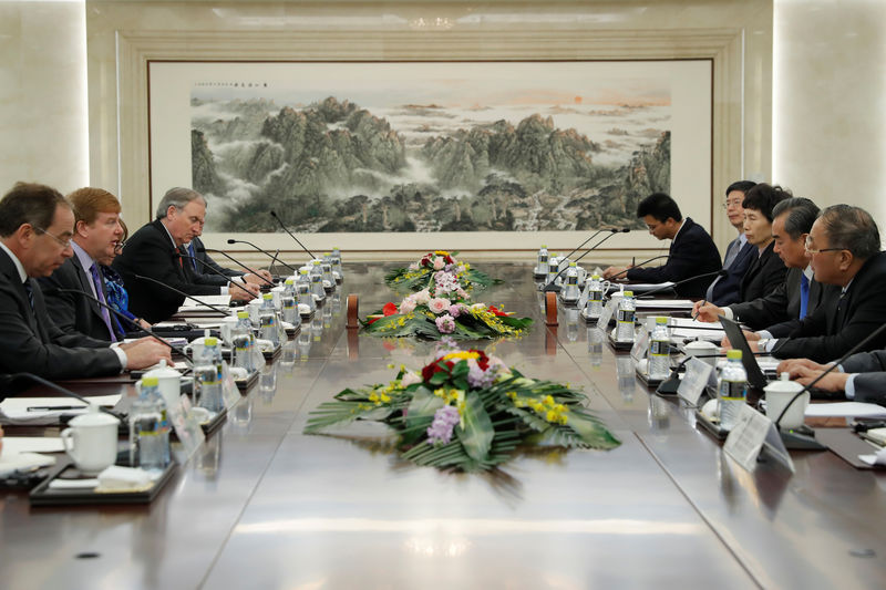© Reuters. China insta a EEUU a respetar su derecho al desarrollo en medio de conversaciones comerciales