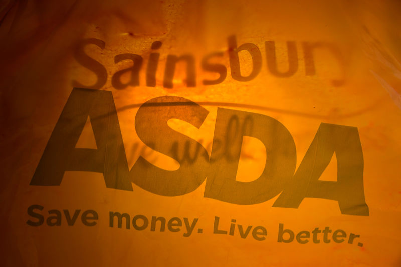 © Reuters. Fusión de Sainsbury's y Asda, en duda tras objeciones de regulador británico