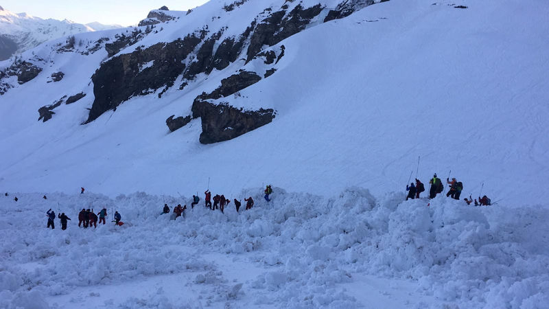 © Reuters. Local de avalanche em Crans-Montana, na Suíça