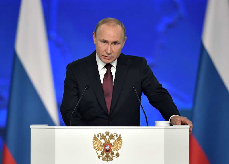 © Reuters. Президент РФ Владимир Путин выступает с ежегодным посланием к Федеральному собранию