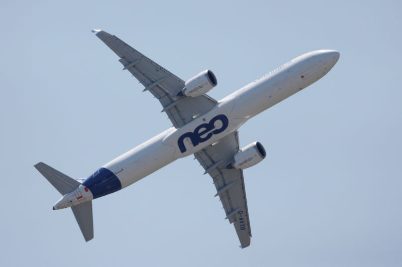 © Reuters. FILE PHOTO: An Airbus A321 neo flies during a flying display at the first day of the 52nd Paris Air Show at Le Bourget airport near Paris