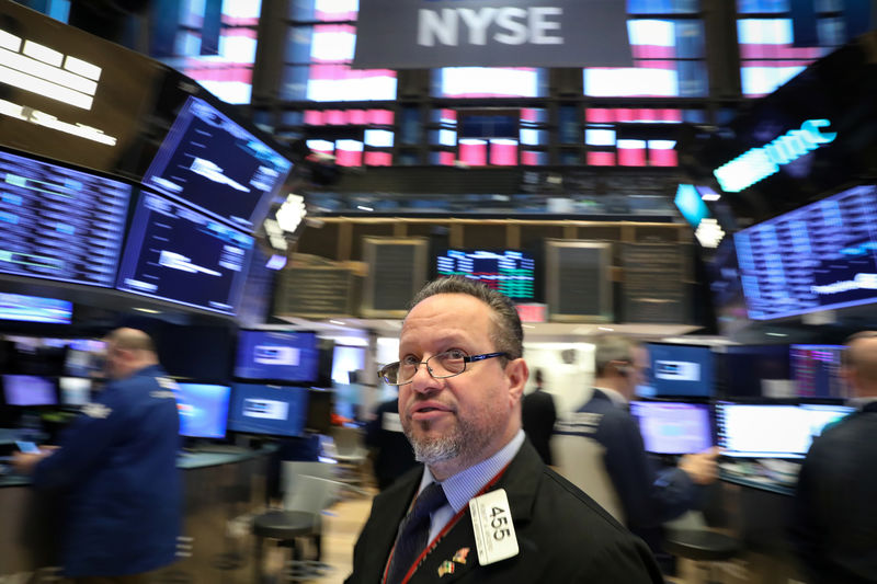 © Reuters. Traders work on the floor of the NYSE in New York