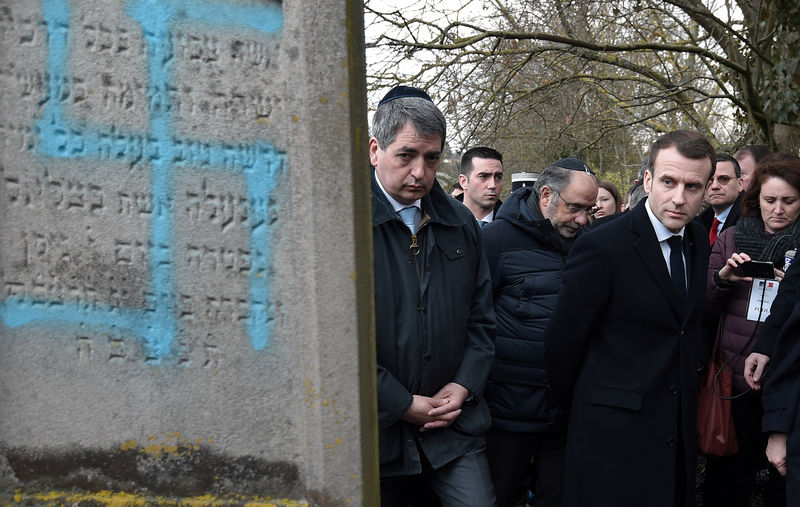 © Reuters. FILE PHOTO: French President Emmanuel Macron visits a Jewish cemetery in Quatzenheim