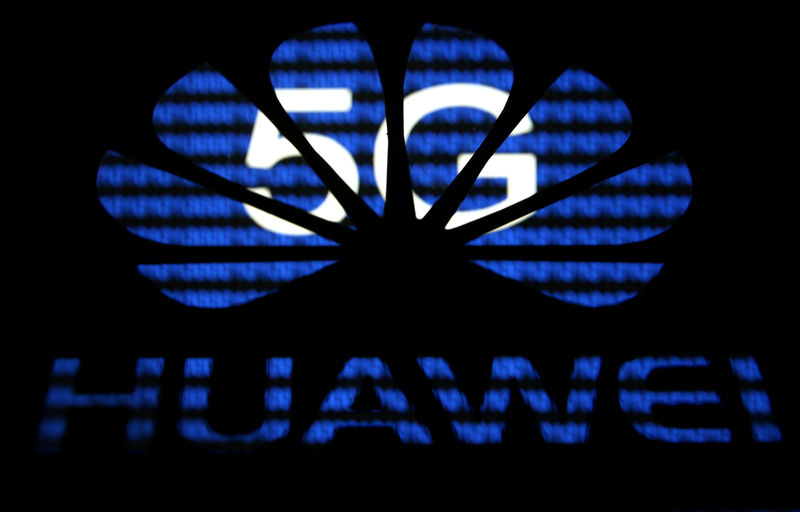 © Reuters. FILE PHOTO: A 3-D printed Huawei logo is seen in front of displayed 5G words in this illustration