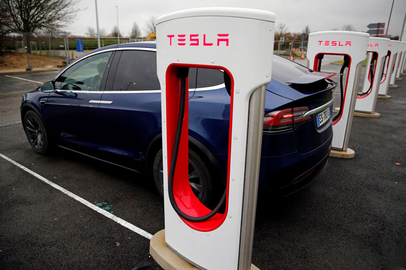 © Reuters. FILE PHOTO: A driver recharges the battery of his Tesla car at a Tesla Super Charging station in a petrol station on the highway in Sailly-Flibeaucourt