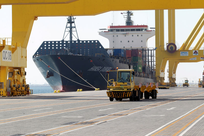 © Reuters. FILE PHOTO: A ship decks at Hamad port in Doha