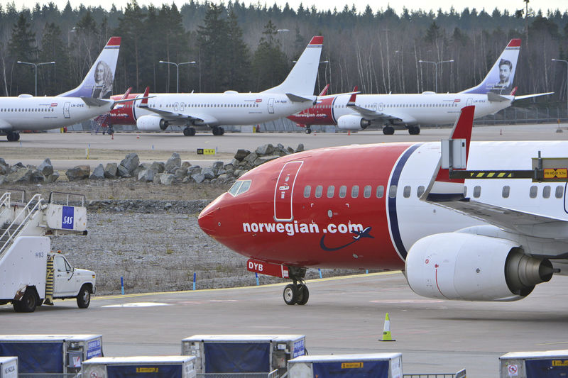 © Reuters. FILE PHOTO: Aircraft belonging to budget carrier Norwegian at Stockholm Arlanda Airport