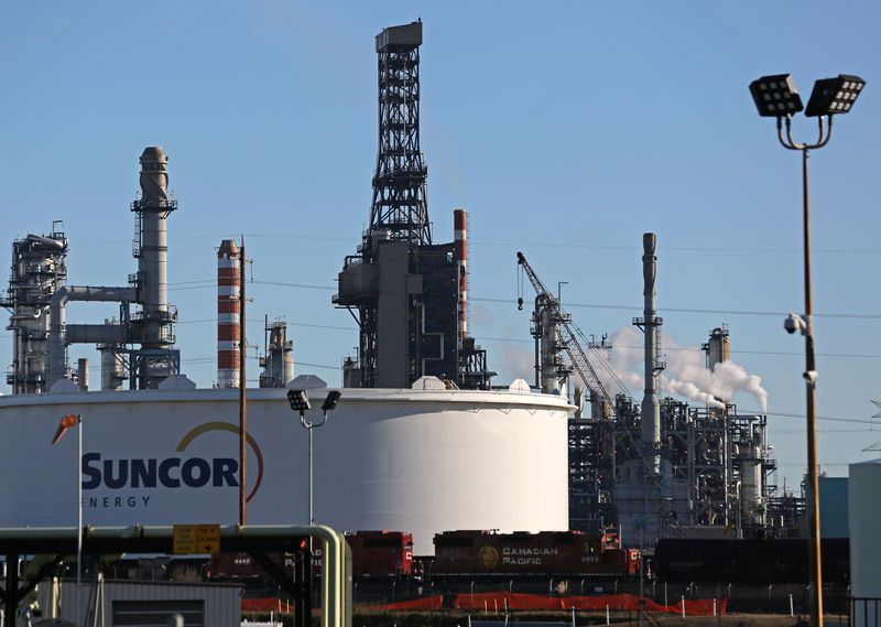 © Reuters. FILE PHOTO: A Suncor refinery is seen in Sherwood Park