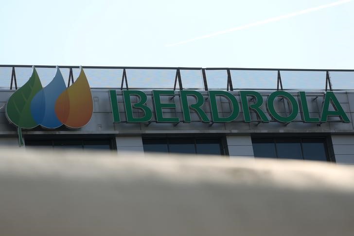 © Reuters. Logo da Iberdrola em prédio de Madri