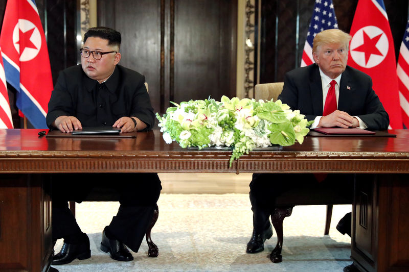 © Reuters. U.S. President Trump and North Korea's Kim hold a signing ceremony at the conclusion of their summit in Singapore