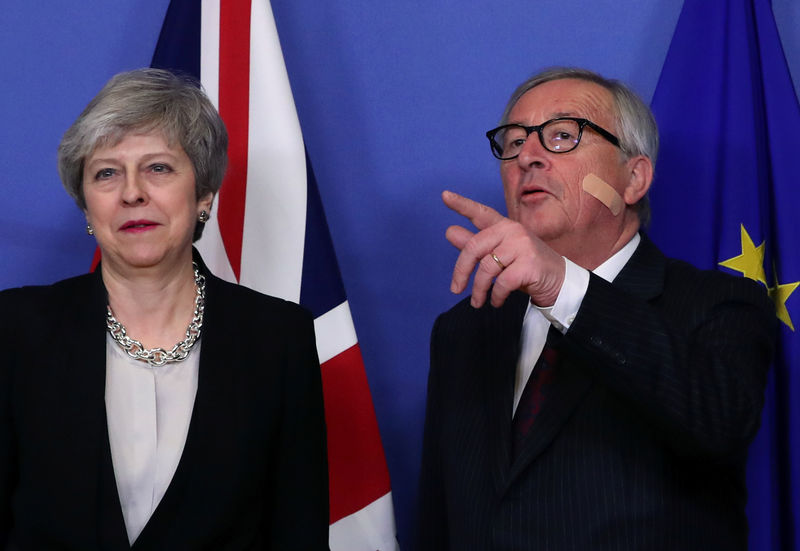 © Reuters. Premiê britânica, Theresa May, se reúne com presidente da Comissão Europeia, Jean-Claude Juncker, em Bruxelas