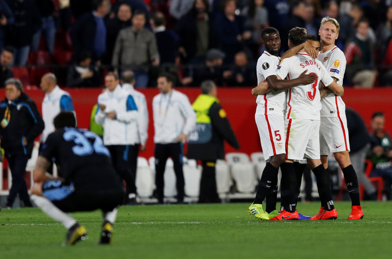 © Reuters. Foto del miércoles de los futbolistas de Sevilla celebrando el triunfo ante Lazio por la Liga Europa