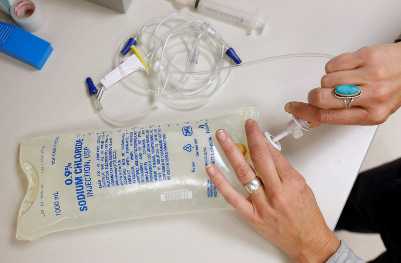 © Reuters. Nurse prepares a bag of saline at Intermountain Healthcare's Utah Valley Regional Medical Center in Provo