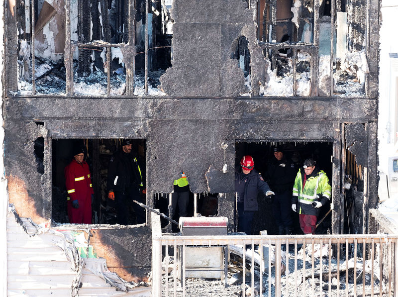 © Reuters. تدفق التبرعات على زوجين سوريين فقدا أبناءهما السبعة في حريق بكندا