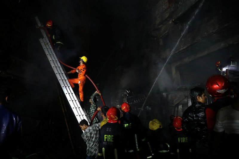 © Reuters. مسؤول: مقتل 56 في حريق بعاصمة بنجلادش