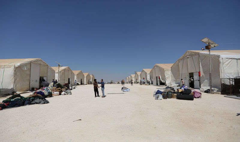 © Reuters. مقاتلون معارضون: روسيا تمنع دخول الأغذية إلى مخيم للنازحين في سوريا
