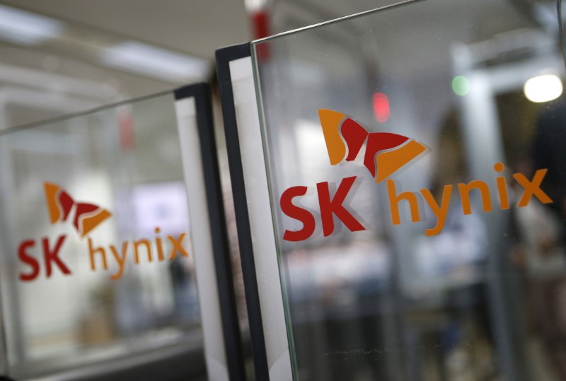 © Reuters. The logos of SK Hynix is seen at its headquarters in Seongnam