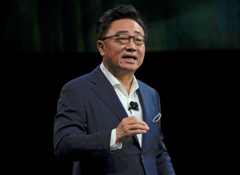 © Reuters. Samsung Electronics Co Ltd CEO DJ Koh speaks on stage at the company’s Unpacked event  to present the company’s new Galaxy Fold phone in San Francisco