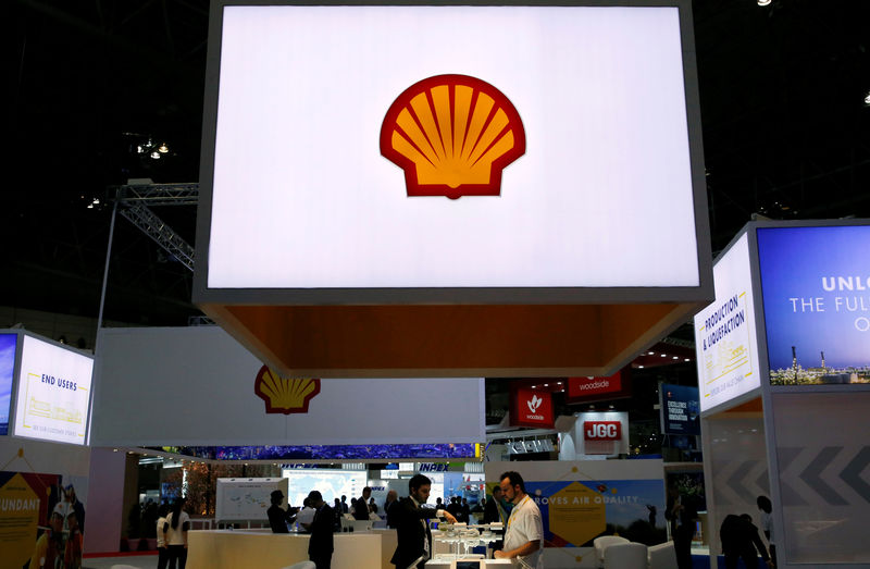 © Reuters. FILE PHOTO: Staff members work at the booth of Royal Dutch Shell at Gastech, the world's biggest expo for the gas industry, in Chiba