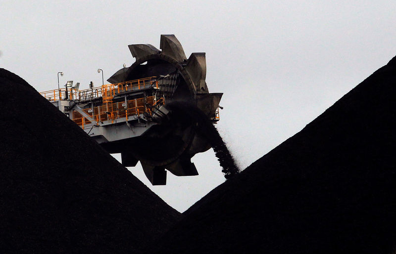© Reuters. FILE PHOTO: A reclaimer places coal in stockpiles at the coal port in Newcastle