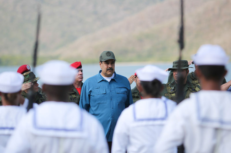 © Reuters. El presidente venezolano, Nicolás Maduro, asiste a un ejercicio militar en Turiamo, Venezuela