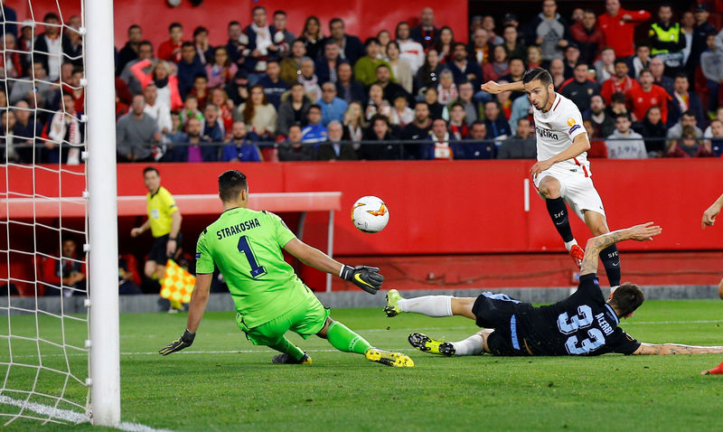 © Reuters. Foto del miércoles de Pablo Sarabia marcando para Sevilla ante Lazio por la Liga Europa