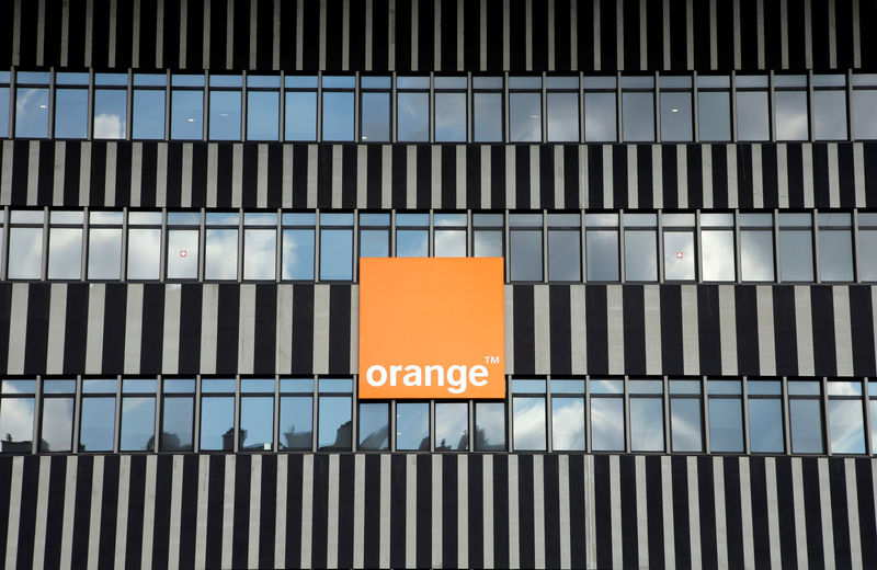 © Reuters. FILE PHOTO - The logo of French telecom operator Orange is seen on the facade of the Velodrome stadium in Marseille