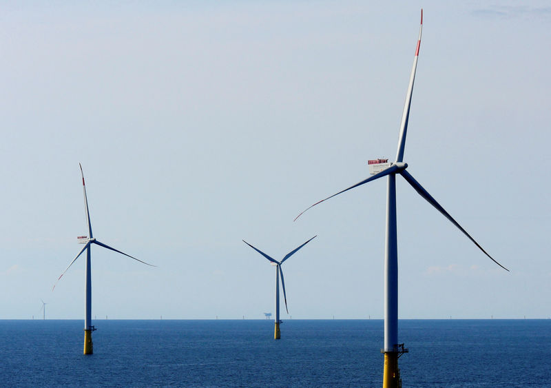 © Reuters. FILE PHOTO:  A general view of the DanTysk wind farm, 90 kilometres west of Esbjerg