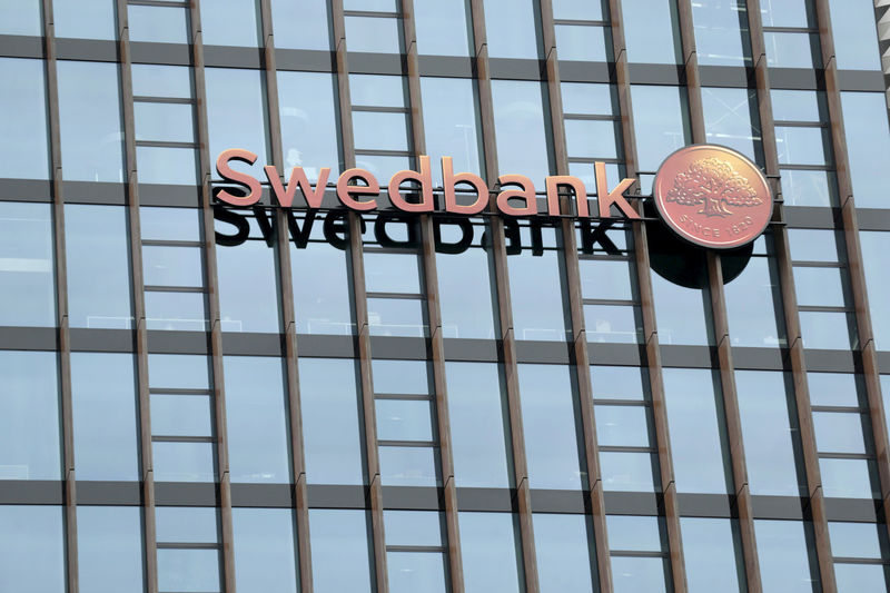 © Reuters. FILE PHOTO: File photo shows Swedbank's logo on its Lithuanian headquarters in Vilnius