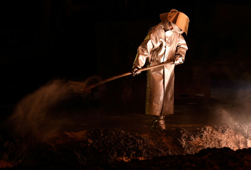 © Reuters. A steel-worker is pictured at a furnace at the plant of German steel company Salzgitter AG in Salzgitter, Lower Saxony