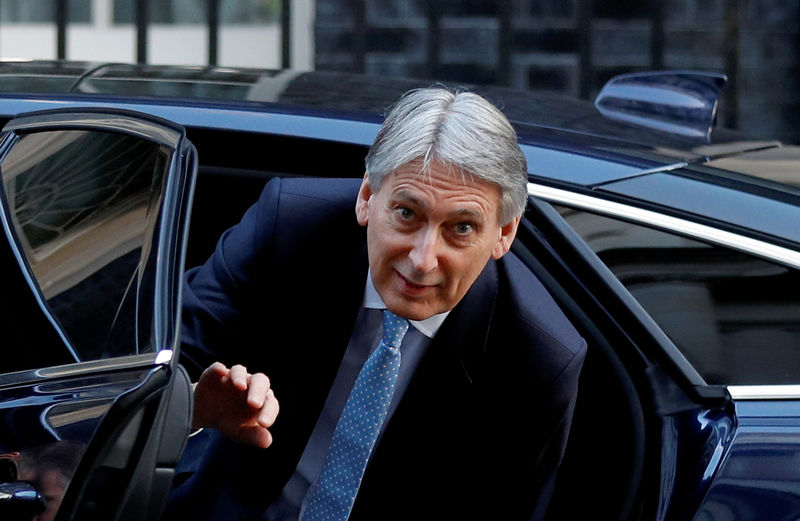 © Reuters. Philip Hammond do lado de fora da residência oficial da primeira-ministra britânica em Londres