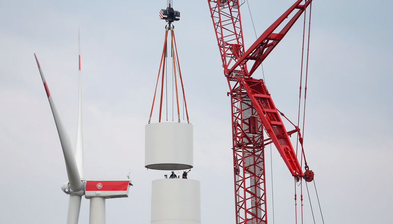 © Reuters. Workers build a wind turbine close to the city Luckau