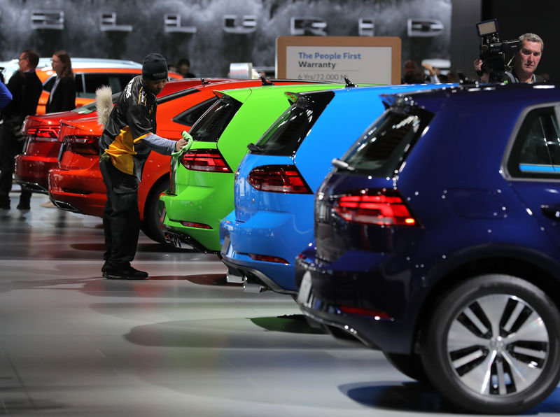 © Reuters. Worker dusts Volkswagen Golf models at the North American International Auto Show in Detroit, Michigan