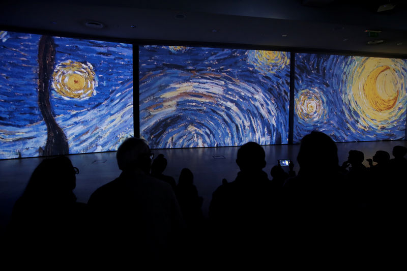 © Reuters. Absorbiendo a Vincent: una exposición en París permite la inmersión en la obra de Van Gogh
