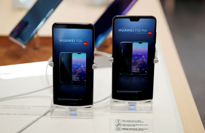 © Reuters. Mobile phones are seen at Huawei store in Madrid