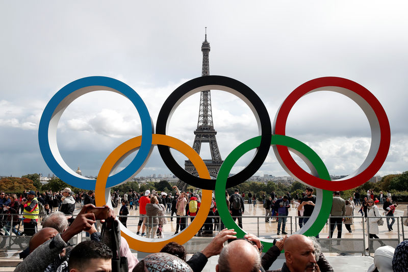 © Reuters. FILE PHOTO: Olympic rings to celebrate the IOC official announcement that Paris won the 2024 Olympic bid are seen in front of the Eiffel Tower at the Trocadero square in Paris