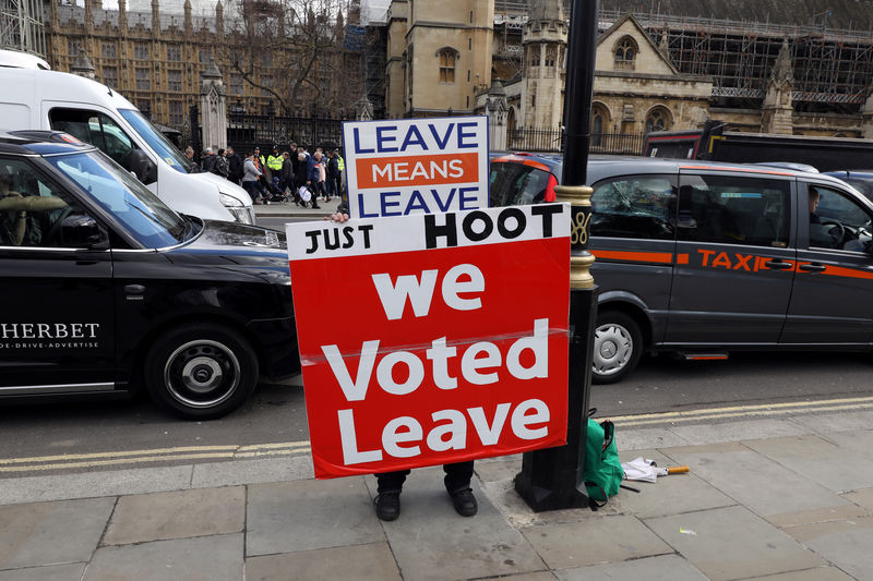 © Reuters. Manifestante favorável ao Brexit do lado de fora do Parlamento britânico, em Londres