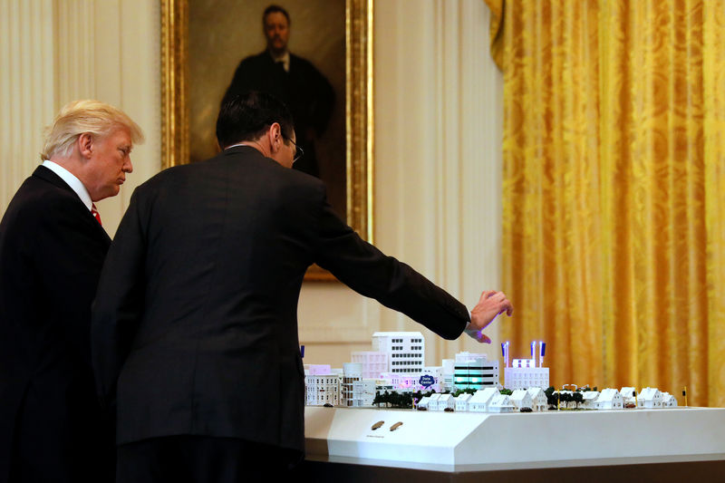 © Reuters. AT&T's CEO Stephenson shows Trump a 5G model during in an event highlighting emerging technologies, in the East Room at the White House in Washington