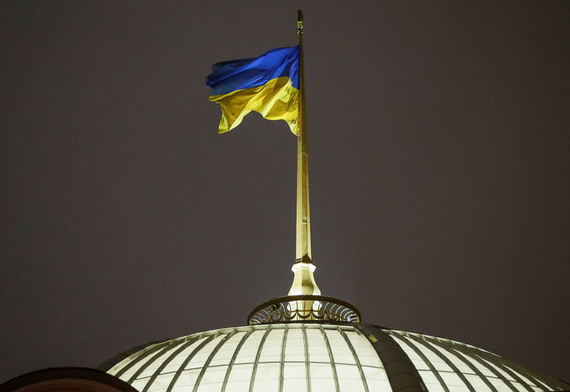 © Reuters. Bandeira da Ucrânia no prédio do Parlamento do país em Kiev