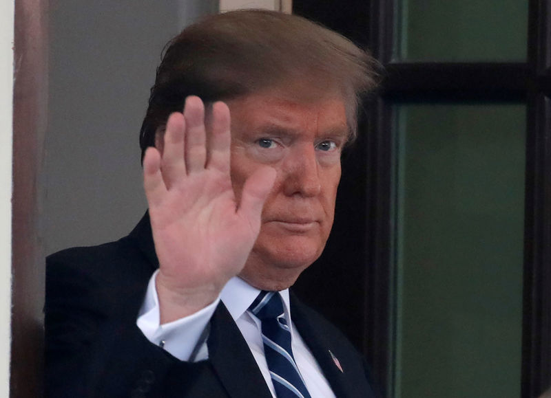 © Reuters. U.S. President Donald Trump waves as Austrian Chancellor Sebastian Kurz departs at the White House in Washington