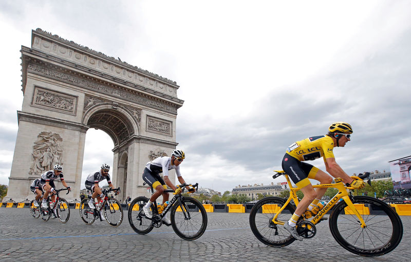 © Reuters. FILE PHOTO: Team Sky rider Geraint Thomas of Britain passes the Arc de Triomphe in Paris, France, July 29, 2018
