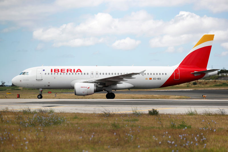 © Reuters. FILE PHOTO: An Iberia Airbus A320 plane lands at Lisbon's airport