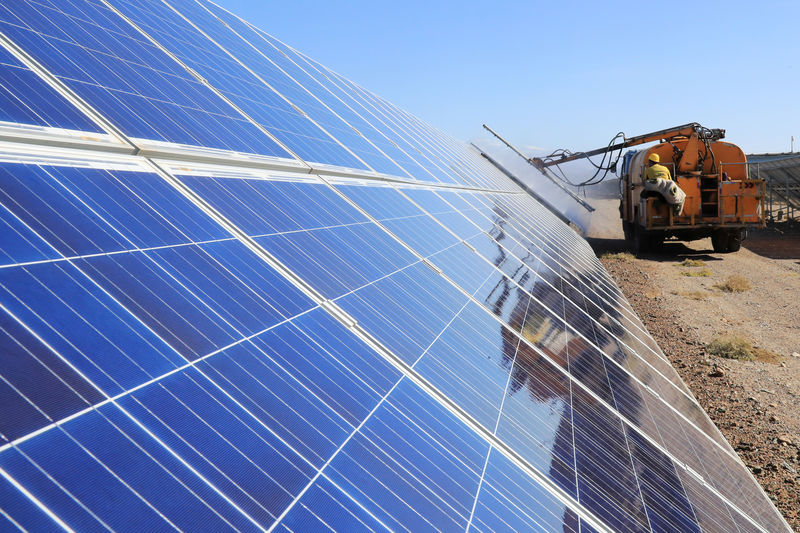 © Reuters. Paineis de energia solar